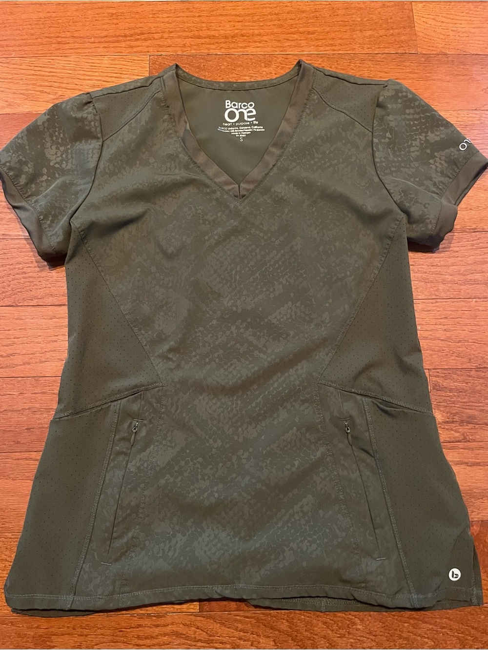 Barco One Women's Olive Green V-Neck Scrub Top Size Small